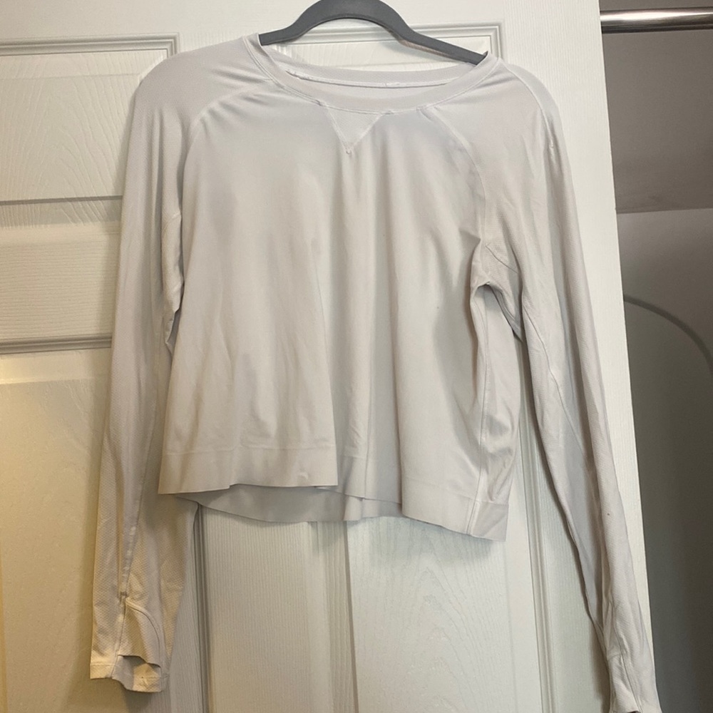Great condition cropped lululemon long sleeve shirt!